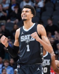 开云-生日夜35+18对飚约基奇！文班百场里程碑载入史册